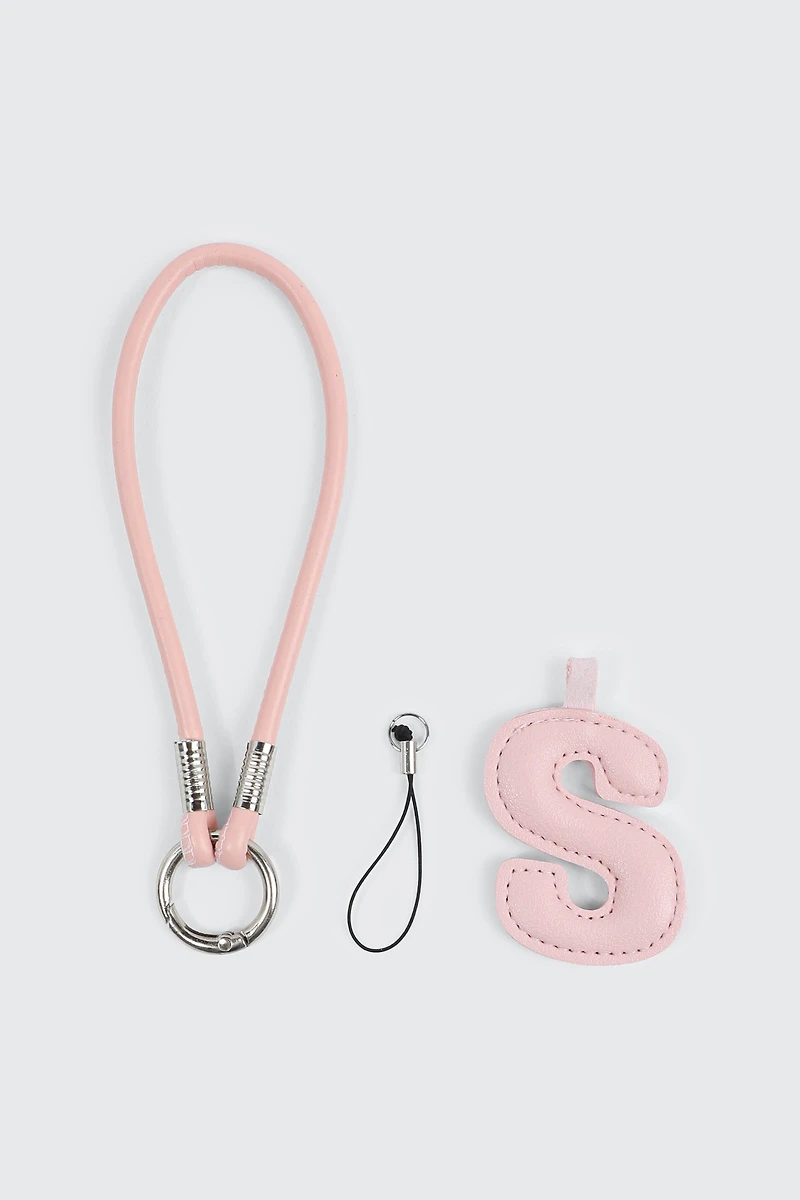 Breloque en faux cuir initiale S rose et sangle