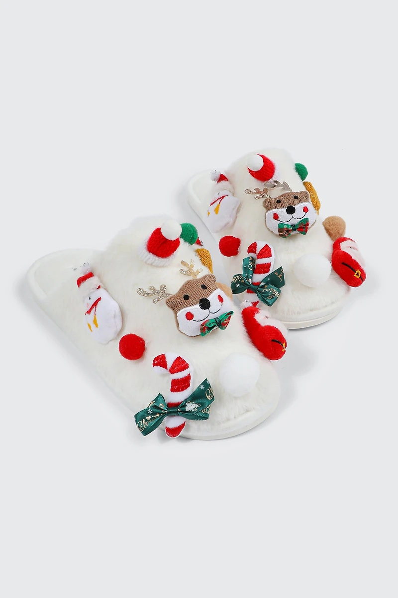 Pantoufles en fausse fourrure à détail d'ornements