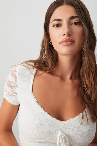 Haut à encolure cœur en dentelle