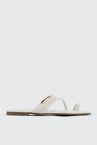 Sandales plates à bout carré et lanières