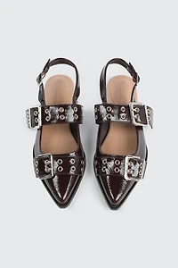 Chaussures à bride arrière et boucles