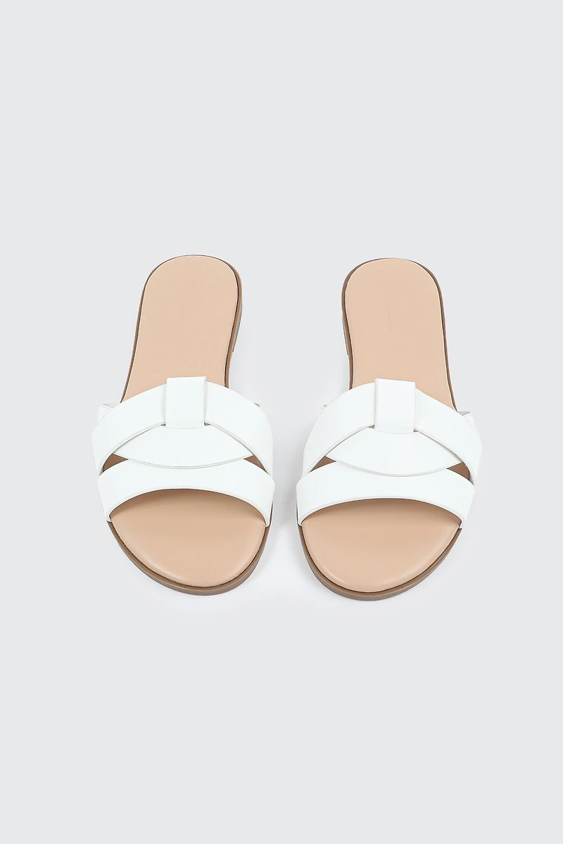 Sandales plates à empeigne tressée