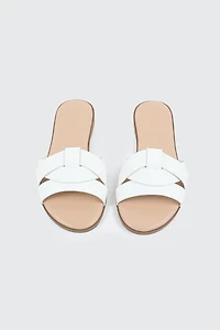 Sandales plates à empeigne tressée