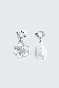Duo de breloques pour maillot perle et hibiscus