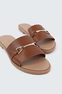 Sandales à talon plat et ornement en métal