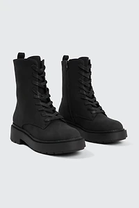 Bottes lacées en faux suède