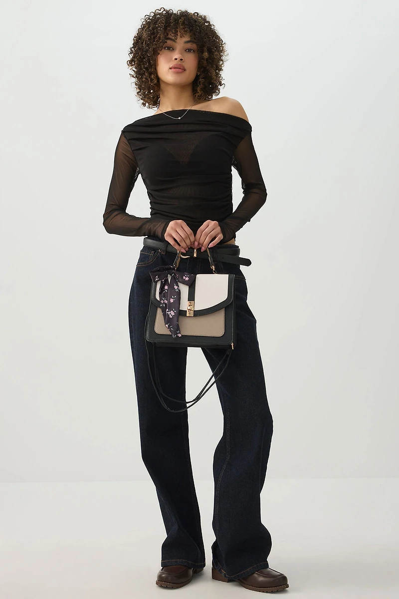 Sac carré à poignée et détail de foulard