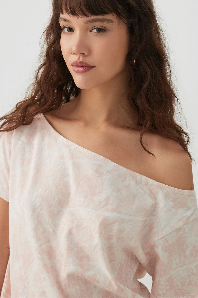 T-shirt à épaule dénudée camouflage rose