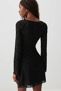 Robe courte en maille à fleurs floquées