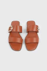 Sandales à talon plat et boucle volumineuse