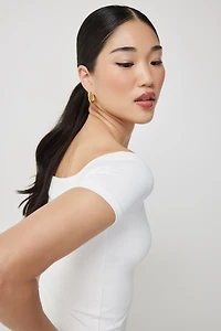 Haut court contour à épaules dénudées