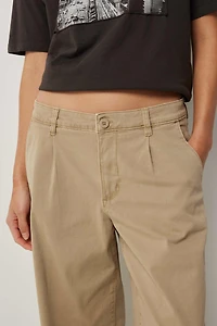 Chino plissé à taille basse