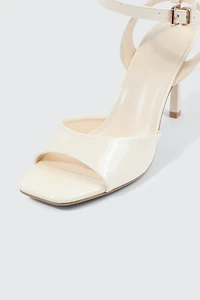 Sandales à bride unique bout carré