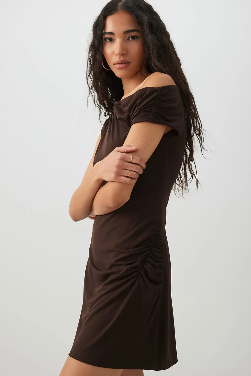 Robe courte à épaule dénudée et fronces