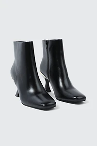 Bottillons à talon évasé et détail métallique