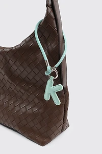 Breloque en faux cuir initiale K verte et sangle