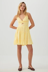 Robe courte à œillets nouée l'avant