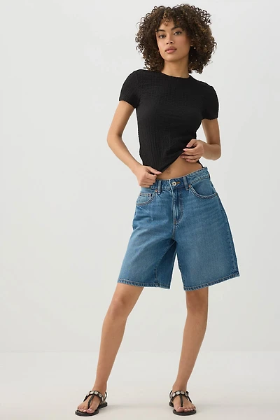 T-shirt à manches courtes en tissu texturé.