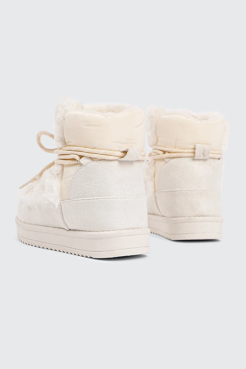 Bottes lacées en faux mouton