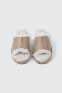 Pantoufles en faux suède à bout ouvert