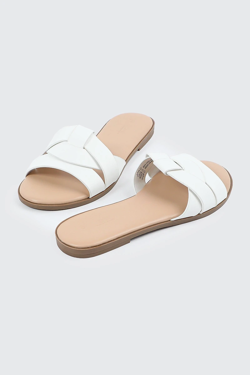 Sandales plates à empeigne tressée