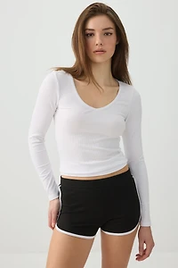 Haut à manches longues et col dégagé extensible