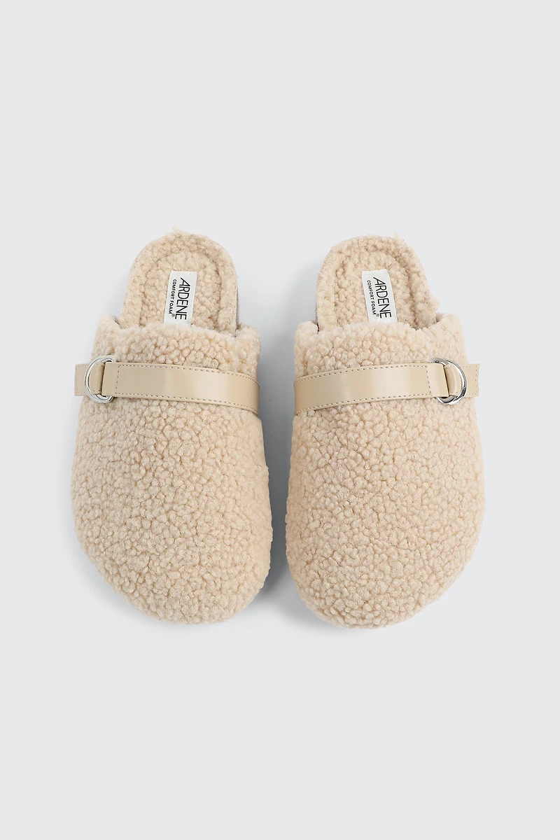 Sabots à détail de boucle