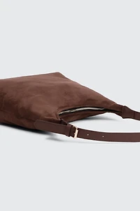 Sac à l'épaule en faux suede avec détail boucle