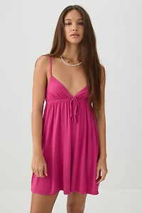 Robe courte style nuisette nouée à l'avant