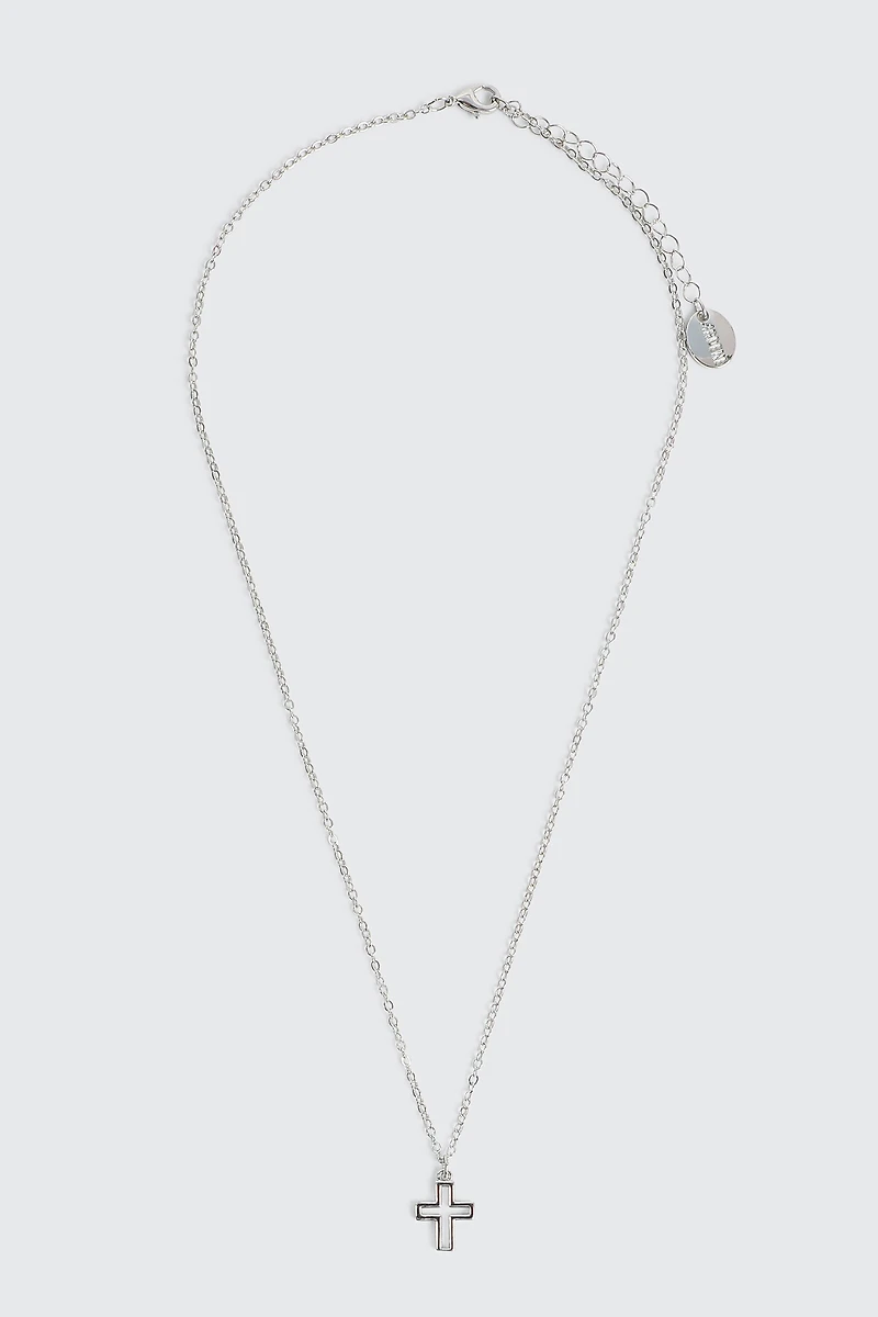 Collier à croix ajourée