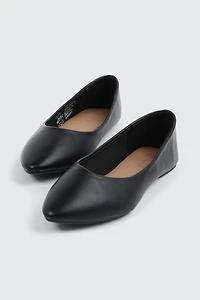 Ardene Pointy Ballet Flats in Black | Size