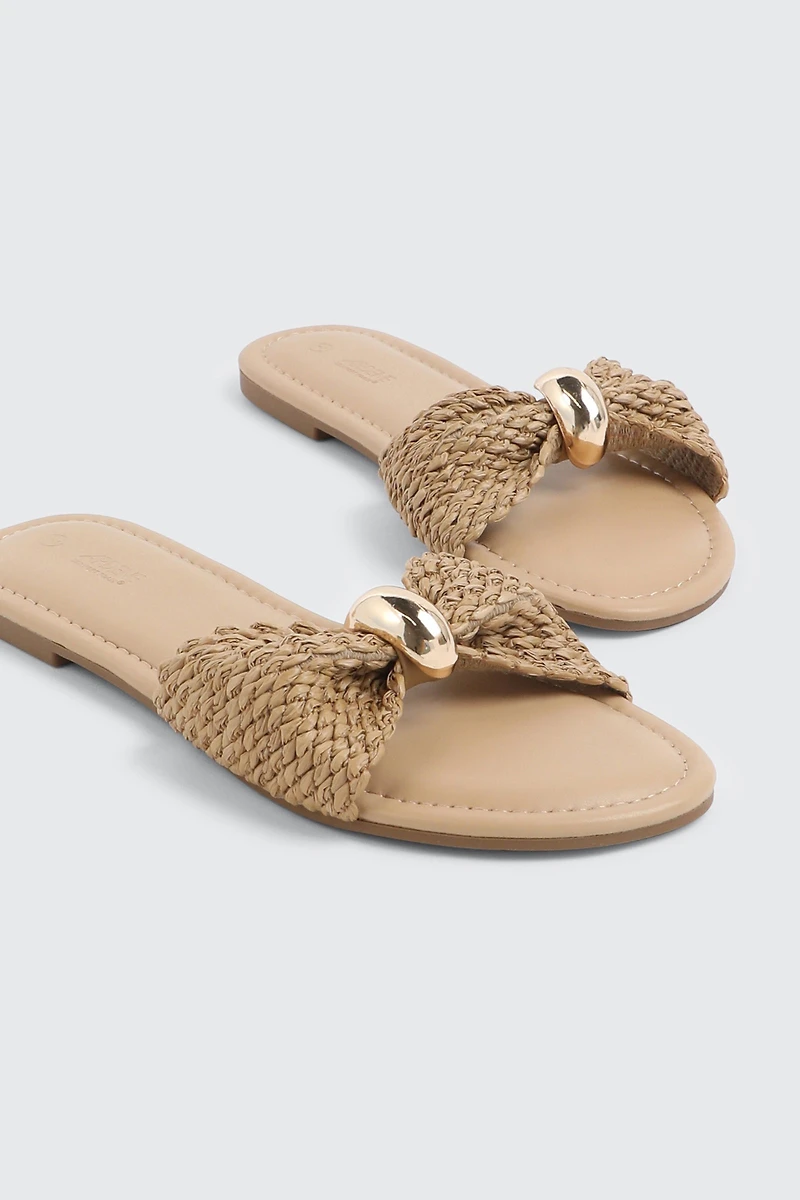 Sandales à talon plat et ornement en métal