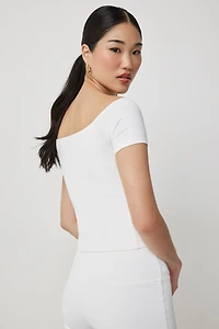 Haut court contour à épaules dénudées