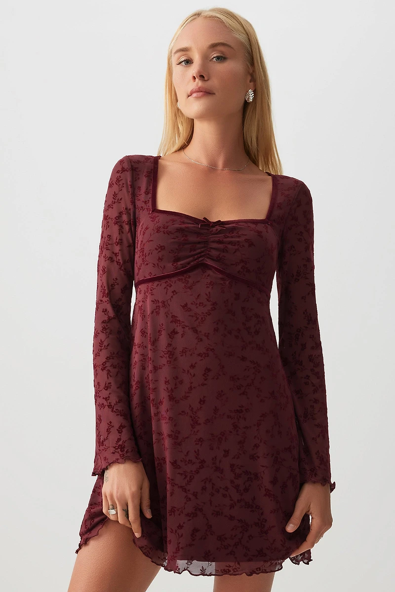 Robe courte en maille à fleurs floquées