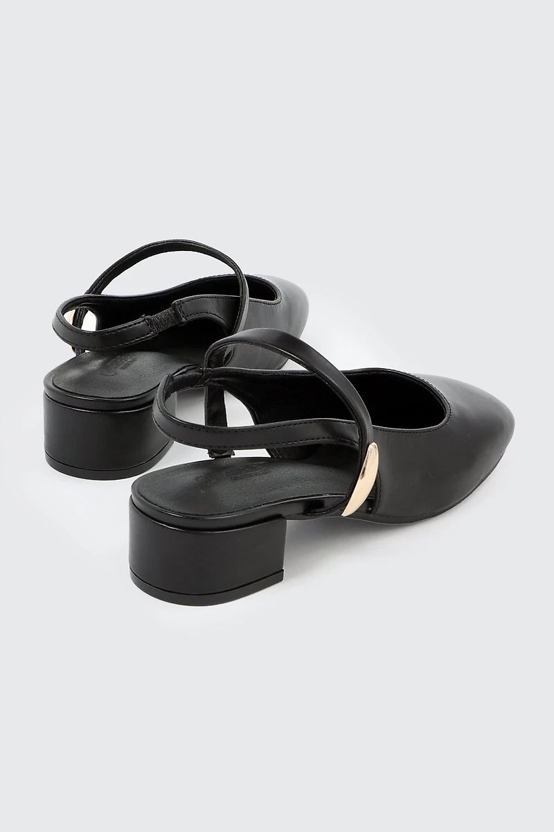 Chaussures à bride arrière et ornement en métal