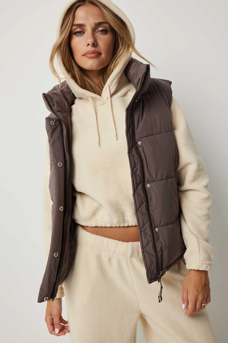 Pull court à capuchon en sherpa