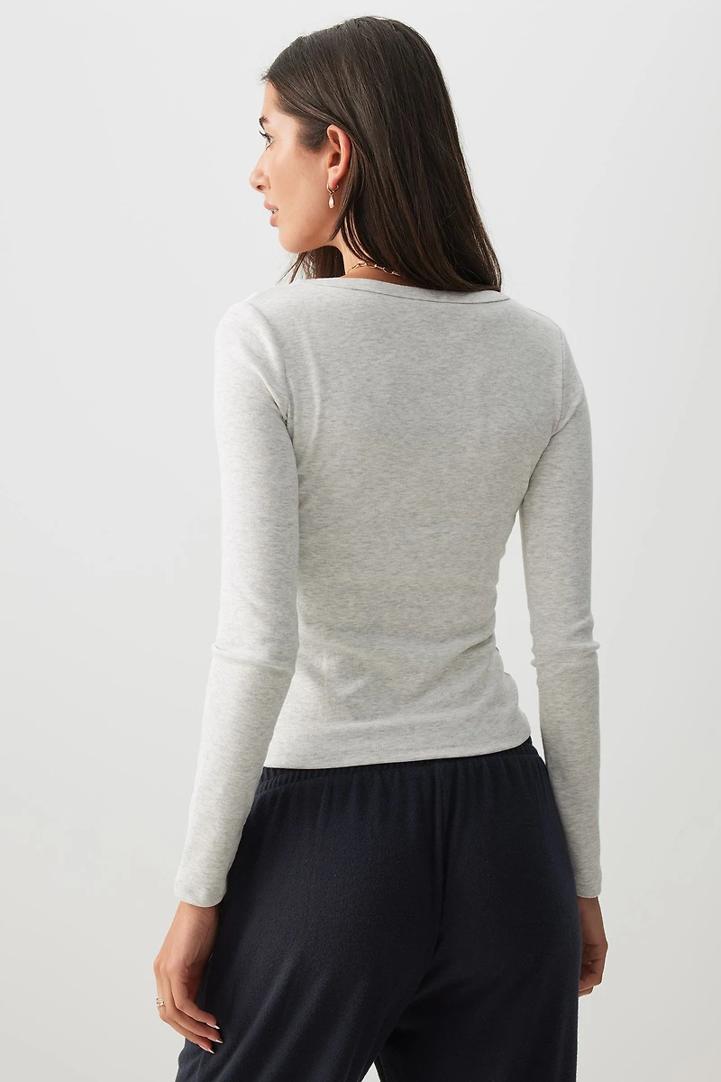 Haut court à col dégagé et manches longues
