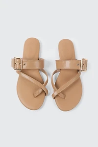 Sandales plates à bride d'orteil et boucle massive