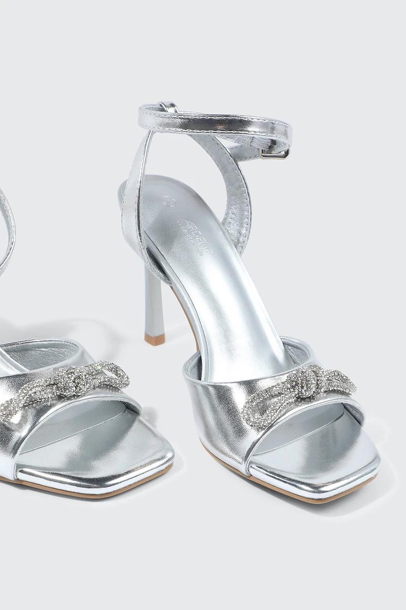 Sandales à bride unique bout carr