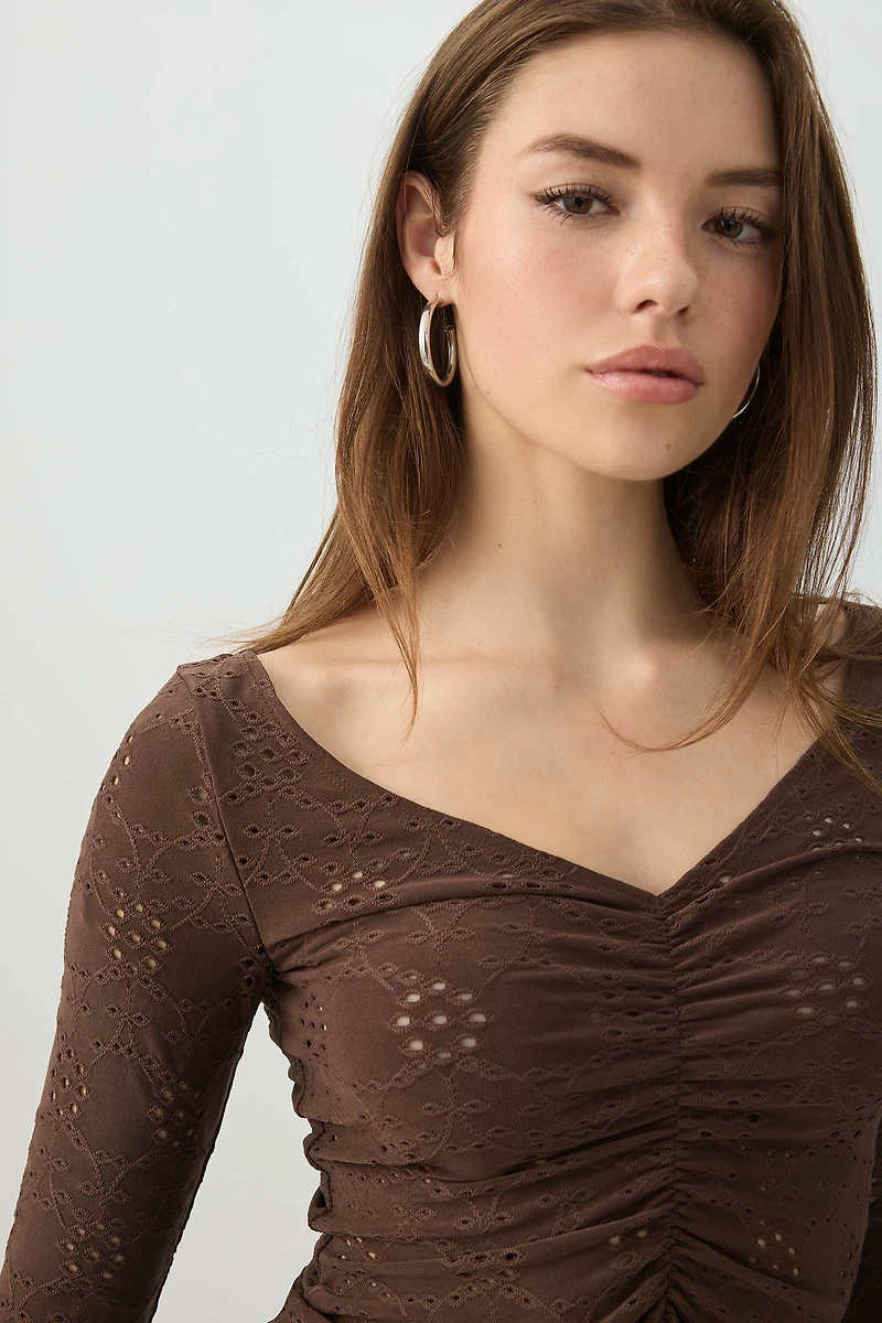 Haut ruché à broderie anglaise