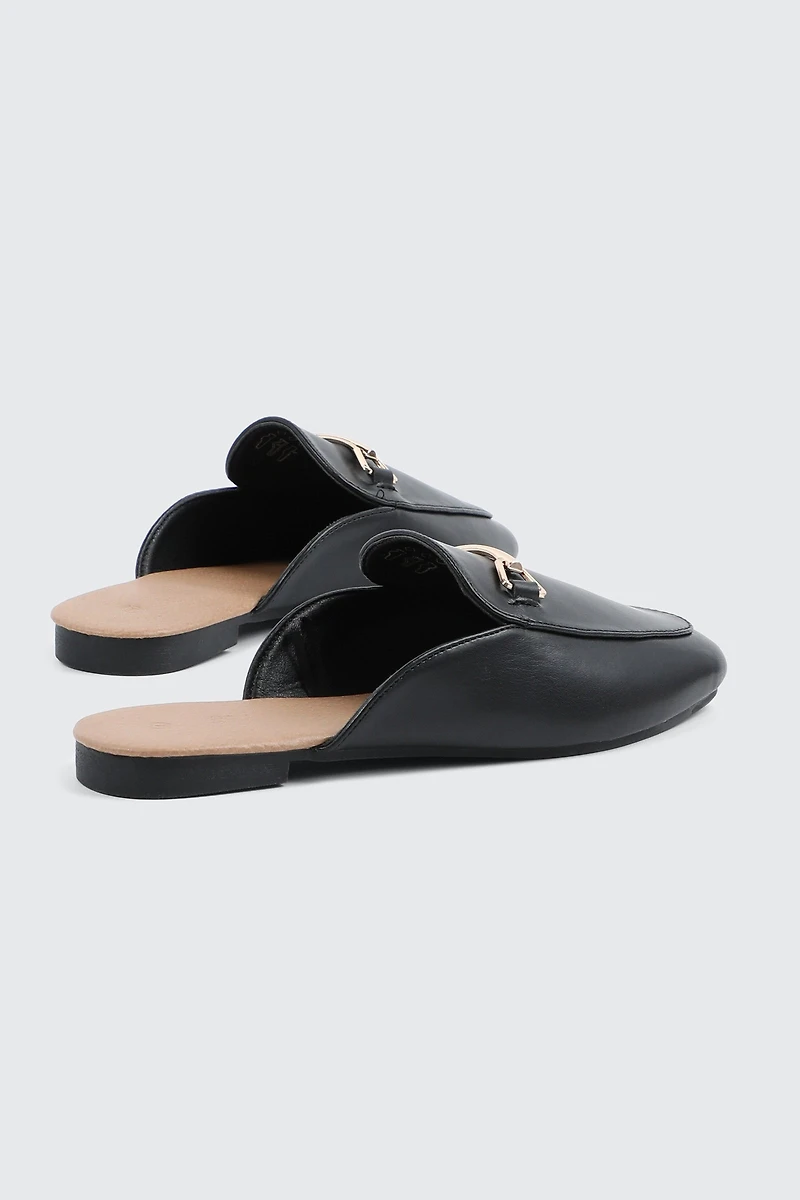 Mules à bout rond et ornement en métal