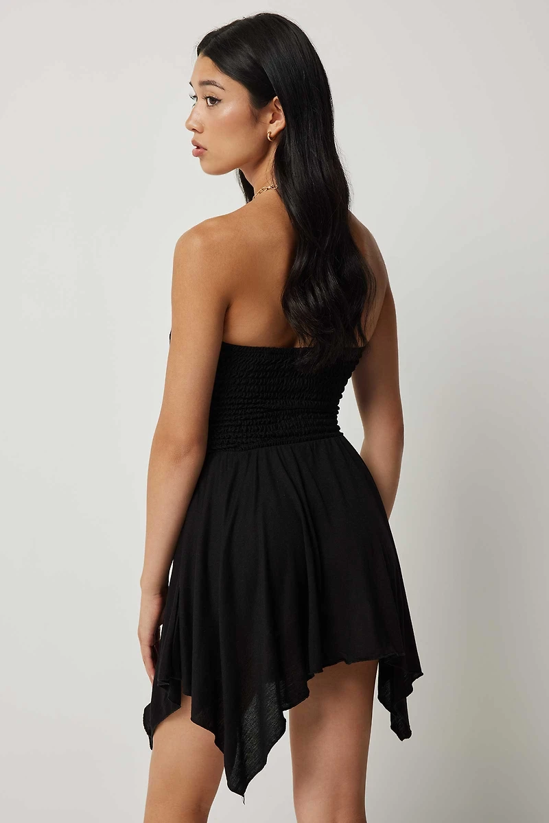 Robe courte smockée à ourlet mouchoir