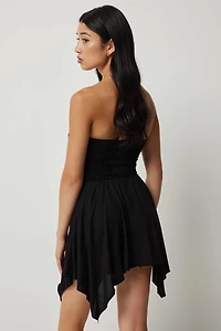 Robe courte smockée à ourlet mouchoir