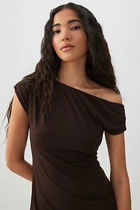 Robe courte à épaule dénudée et fronces