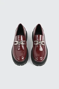 Flâneurs à semelle crantée et ornement en métal