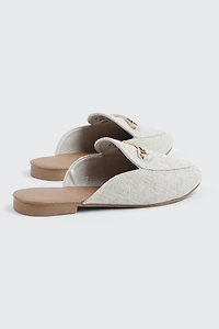 Mules à bout rond et ornement en métal