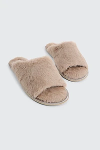 Pantoufles en fausse fourrure