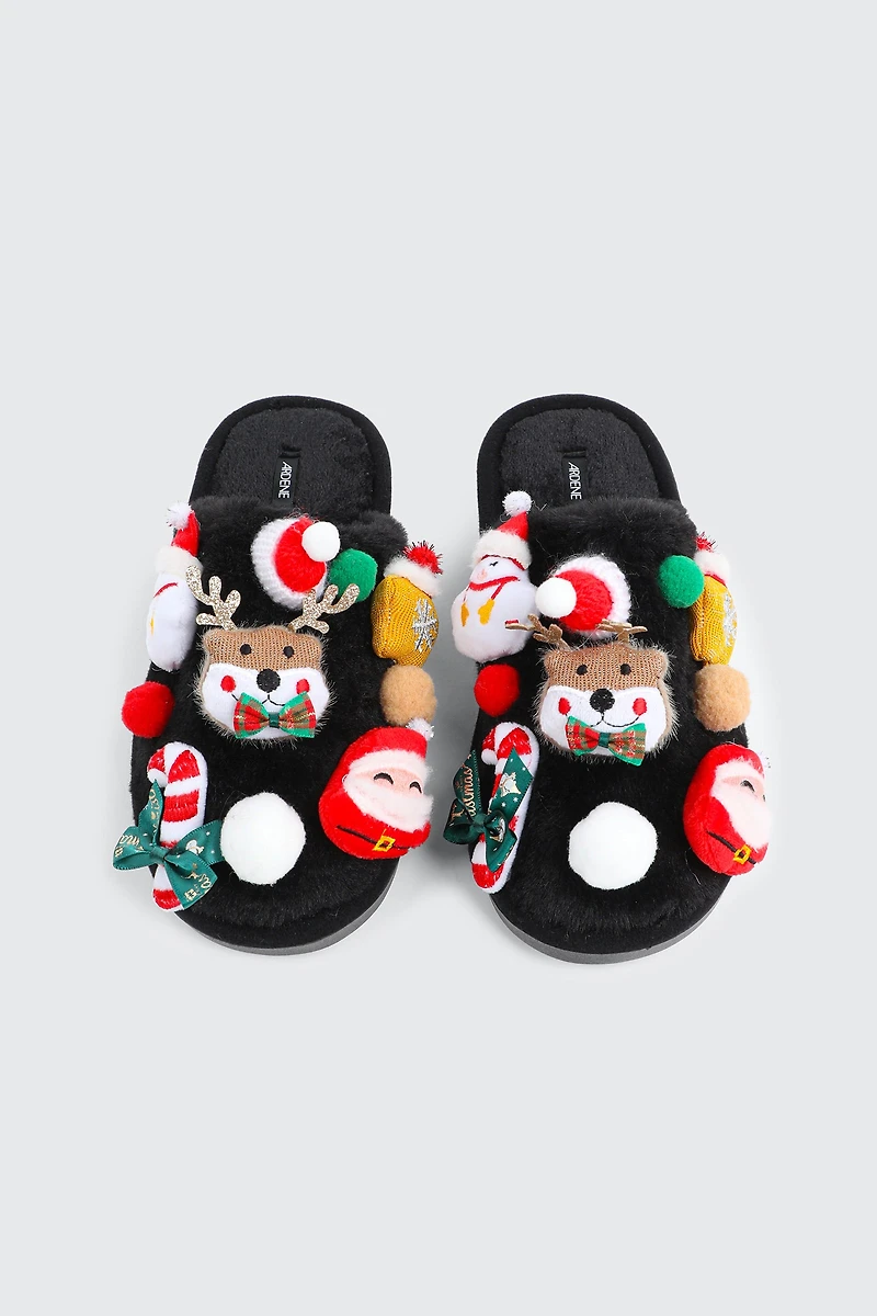 Pantoufles en fausse fourrure à détail d'ornements