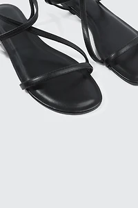 Sandales plates à brides fines