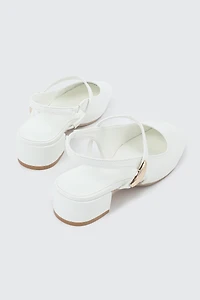 Chaussures à bride arrière et ornement en métal